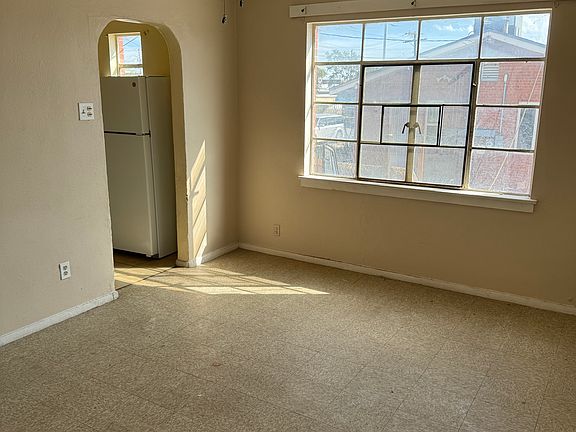5th image of 1100 Huckleberry St