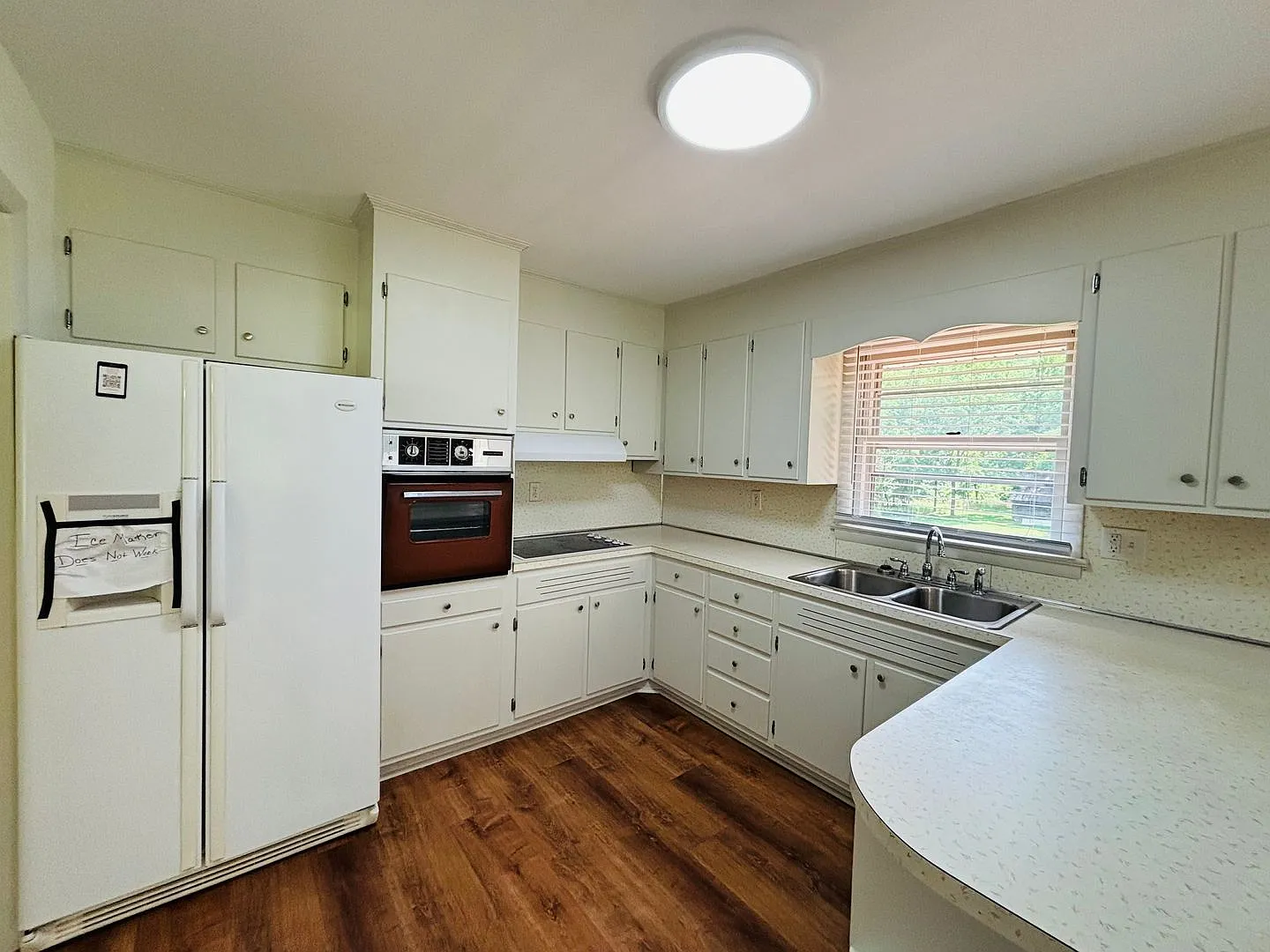 3 Bedroom, 2 Bath House with Huge Yard — Photo 3