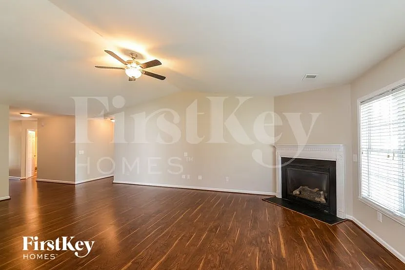3 bed, 2.0 bath, 1819 sqft, $2,350 — Photo 3