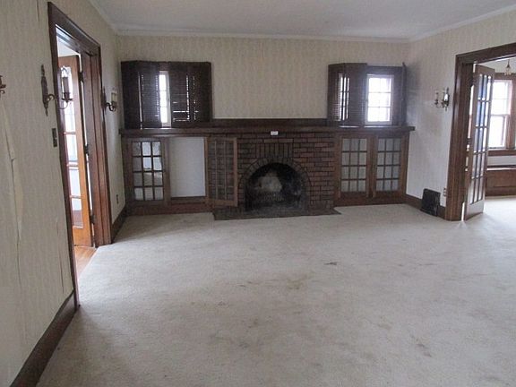 2nd image of 816 E Wayne St