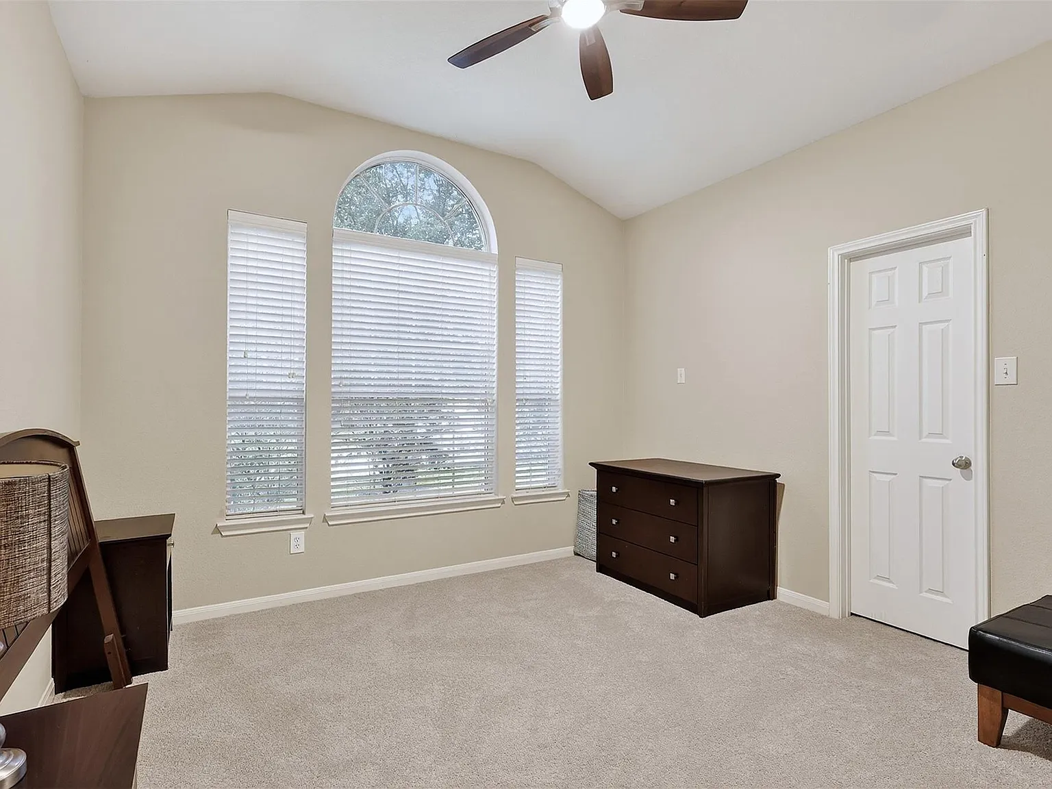 4 bed, 3.5 bath, 3140 sqft, $2,600 — Photo 3