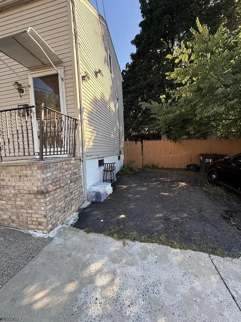 3 bed, 2.0 bath, $3,000 — Photo 2