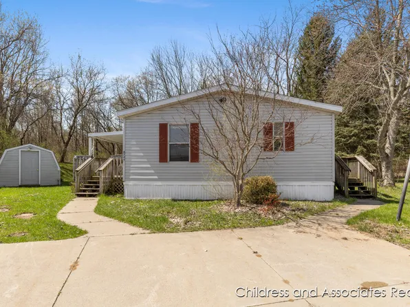 8749 Country View Cir NW, Sparta, MI 49345