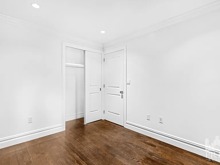 329 E 10th St #7 — Photo 8
