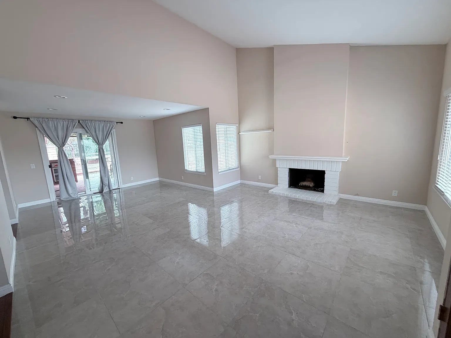 4 bed, 2131 sqft, $4,300 — Photo 3