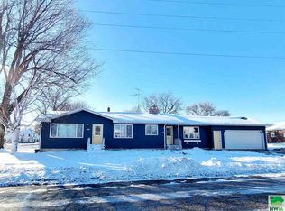 1203 Chestnut St, Hull, IA 51239