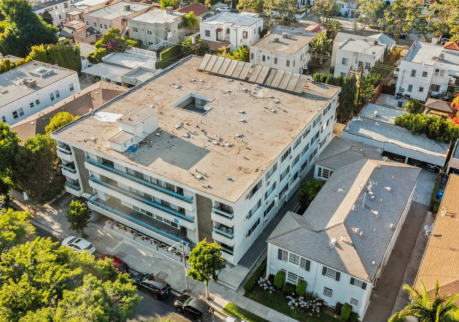 Wilshire Regency Apts. — Photo 3