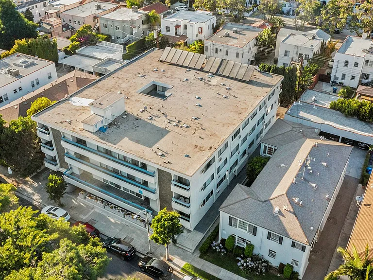 Wilshire Regency Apts. — Photo 3