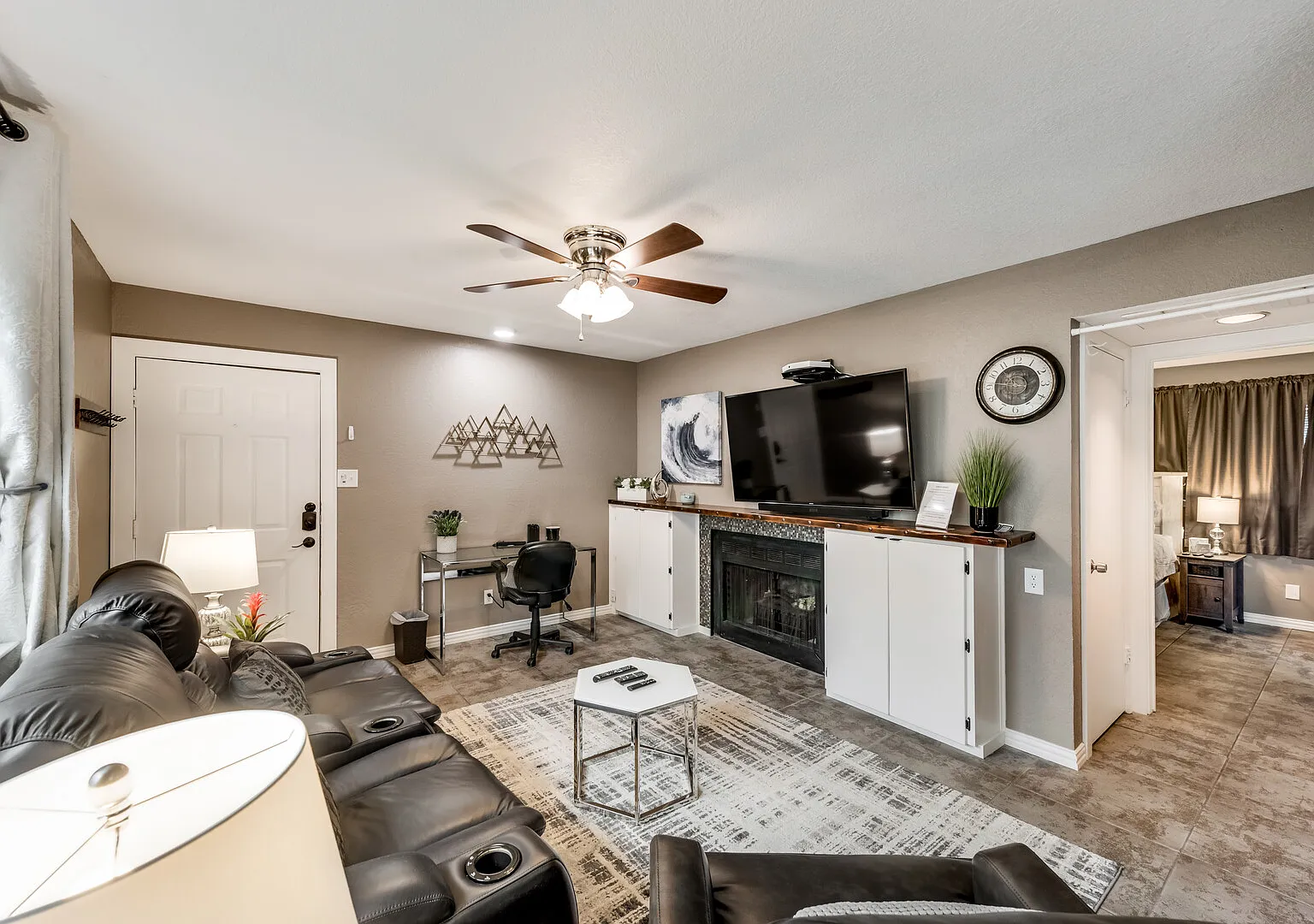 I63 World Cup Stay - 18 min to AT&T - Sleeps 2 - Free Parking — Photo 3