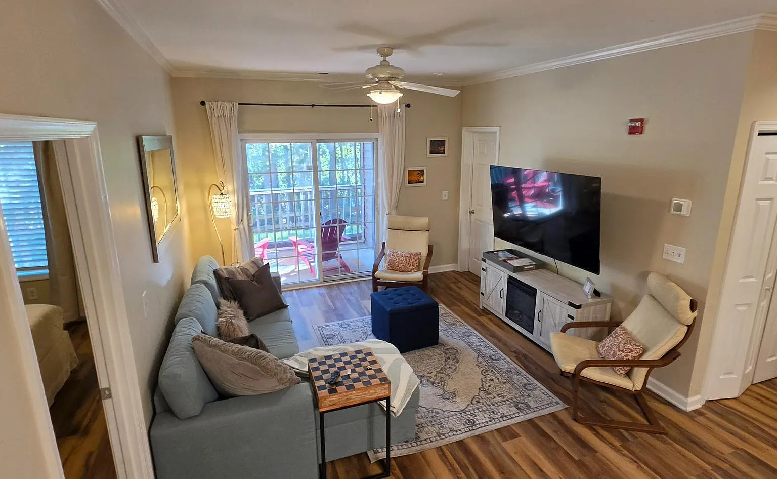 2 bed, 1060 sqft, $1,900 — Photo 2