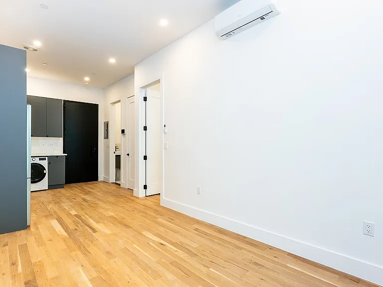 422 1/2 Gates Ave #2F — Photo 5