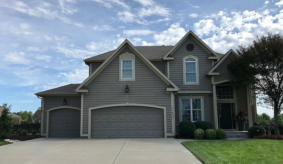 Great Curb Appeal!!