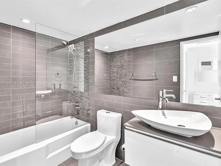 5161 Collins Ave #1017 — Photo 13