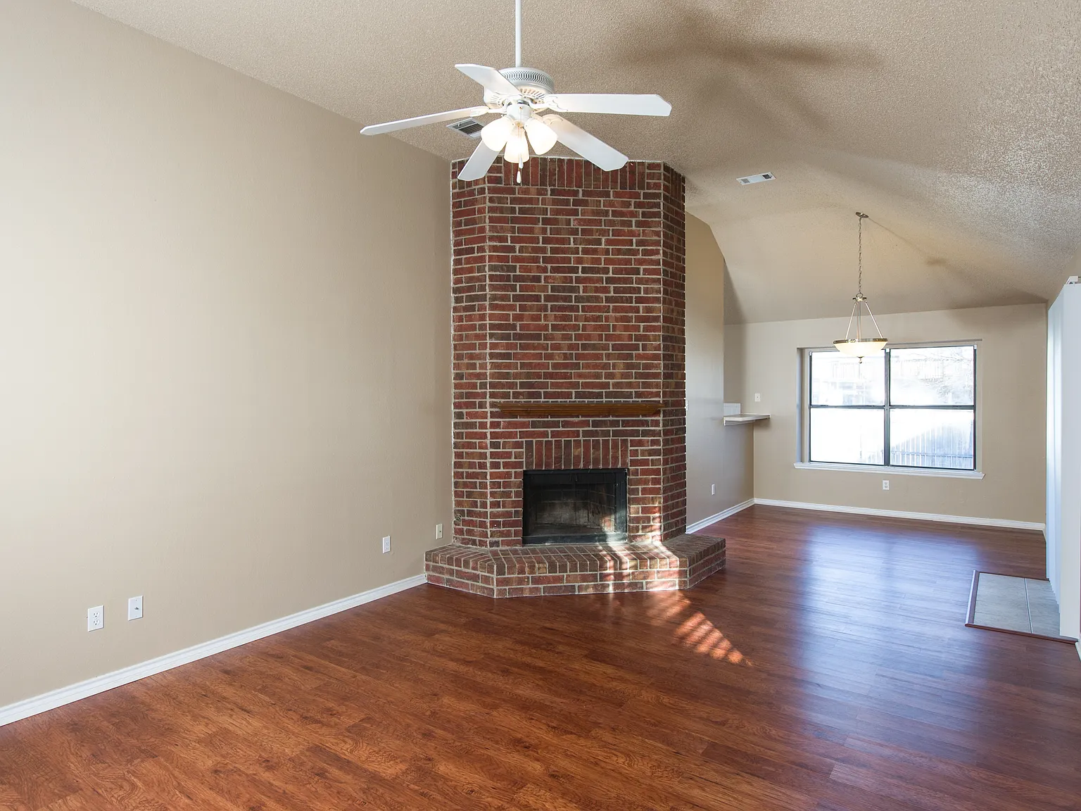 3 bed, 1410 sqft, $2,125 — Photo 2