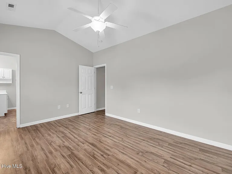 136 N Palm Dr — Photo 7