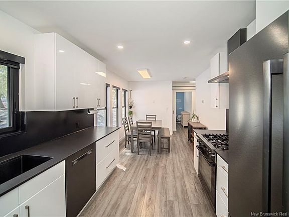 2nd image of 34 Simcoe Ct