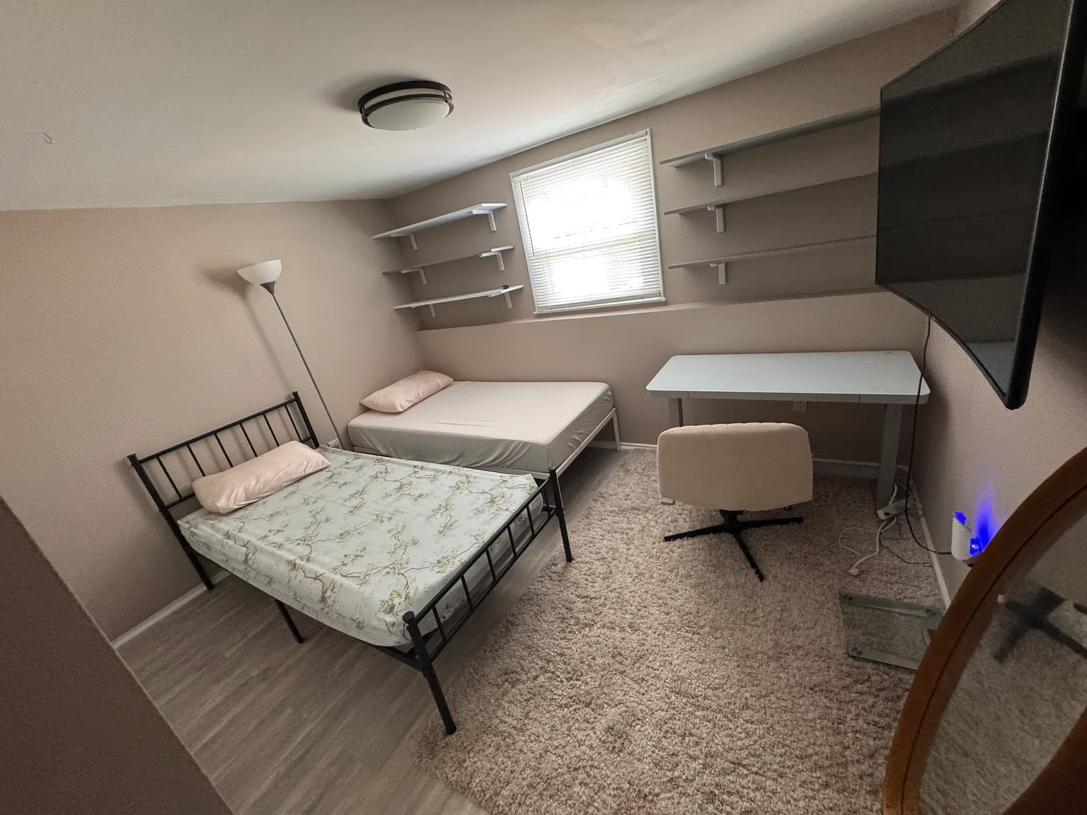 5 bed, 4000 sqft, $1,200 — Photo 2