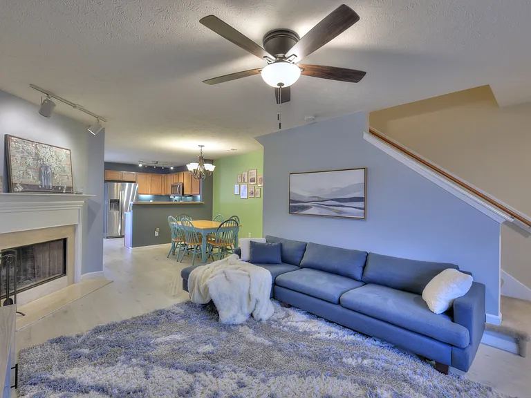 589 Bradburn Village Cir — Photo 4