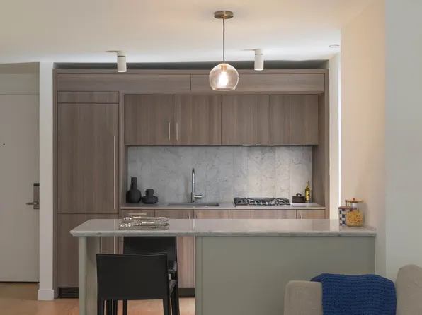 234 East 46th Street 305 image 2 of 16