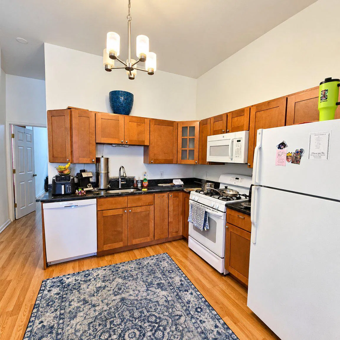 1 bed, 1.0 bath, 750 sqft, $1,300 — Photo 2
