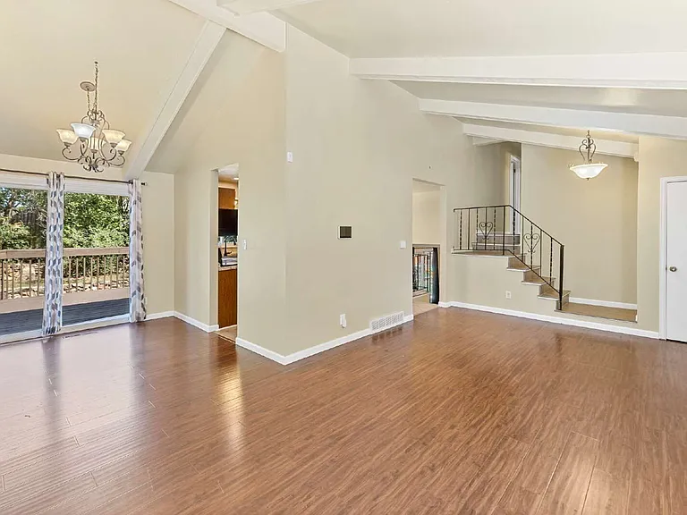 1401 Sanderson Ave — Photo 5
