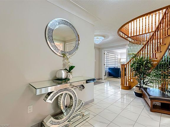 4th image of 16 Vogue Ct