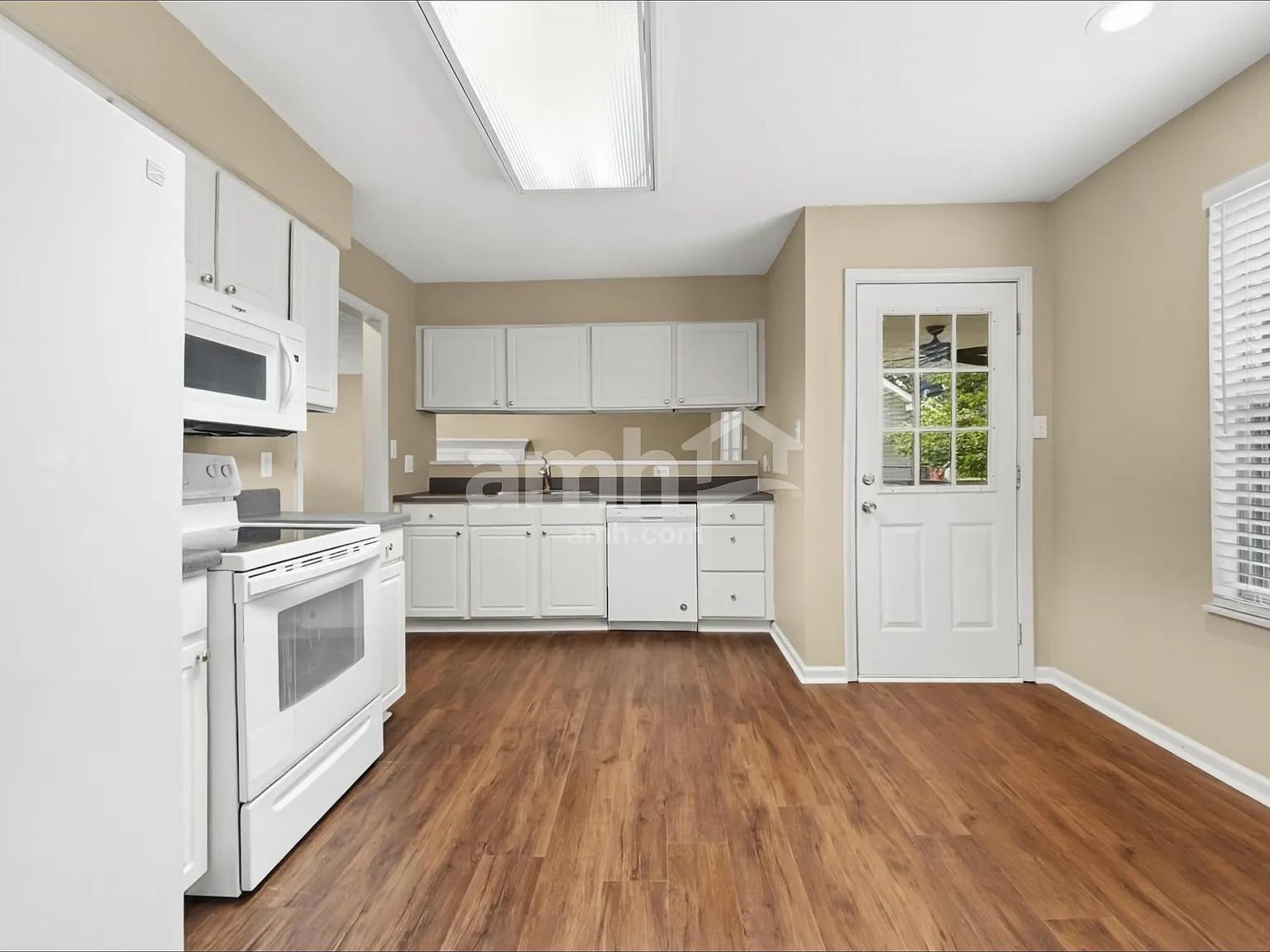 3 bed, 2.5 bath, 2016 sqft, $2,415 — Photo 4