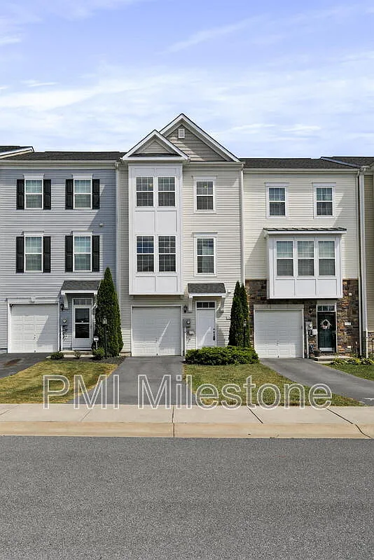 3 bed, 2.5 bath, 2024 sqft, $1,830 — Photo 2