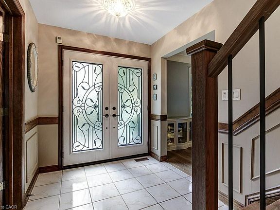 3rd image of 215 Briar Hill Cres