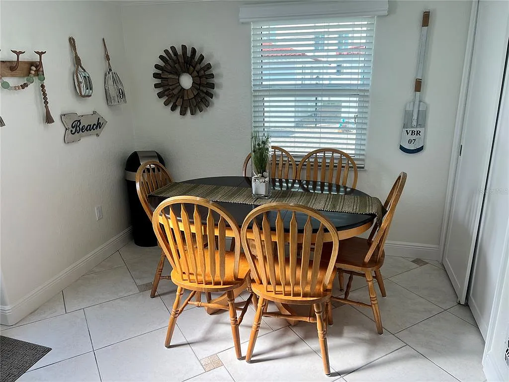 2 bed, 2.0 bath, 889 sqft, $7,500 — Photo 2