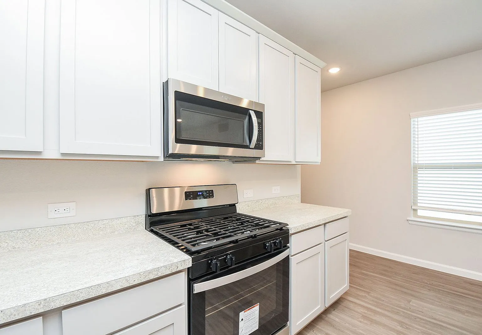 4 bed, 2.5 bath, 1583 sqft, $2,050 — Photo 3