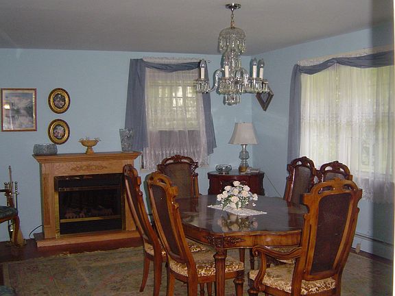 Lovely Living Rm w Dining Area