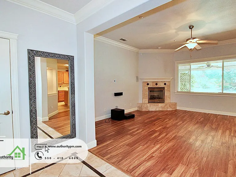 2052 Hedgerow Ave — Photo 4