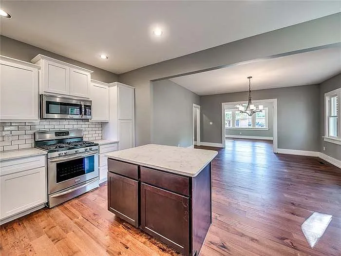 2213 N Shartel Ave — Photo 7