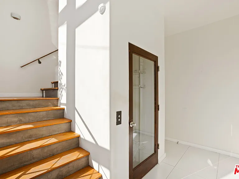 8435 Franklin Ave — Photo 53
