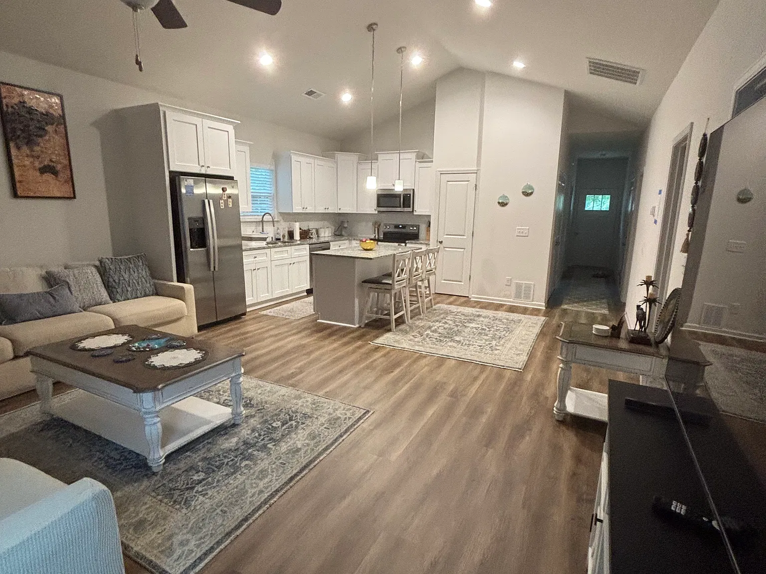 3 bed, 1600 sqft, $2,600 — Photo 1