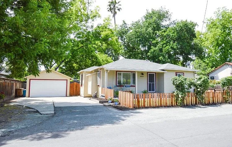 2057 Hoover Ave — Photo 2