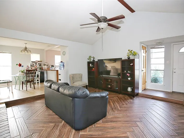 204 Deerfield Park Dr — Photo 4