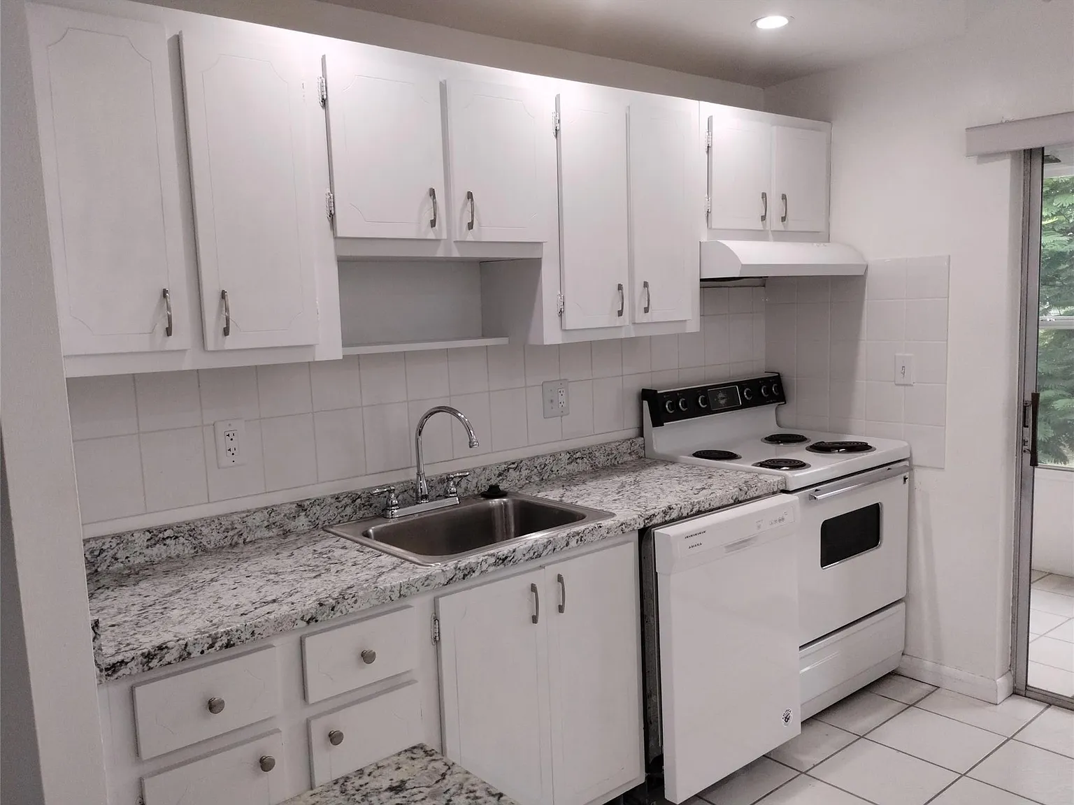 1 bed, 1.5 bath, 735 sqft, $1,300 — Photo 3