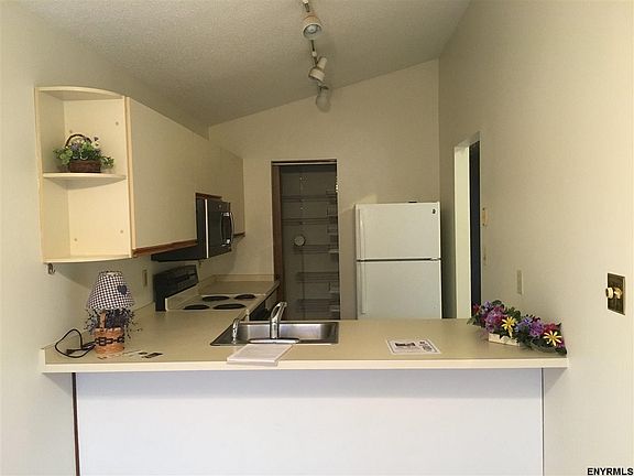 5th image of 706 Greenwich Dr