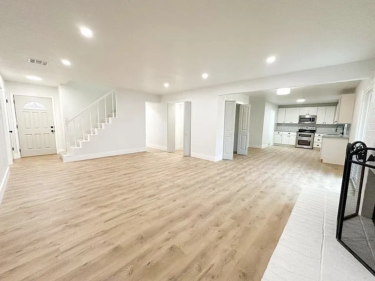 218 SE Surrey Pl — Photo 23