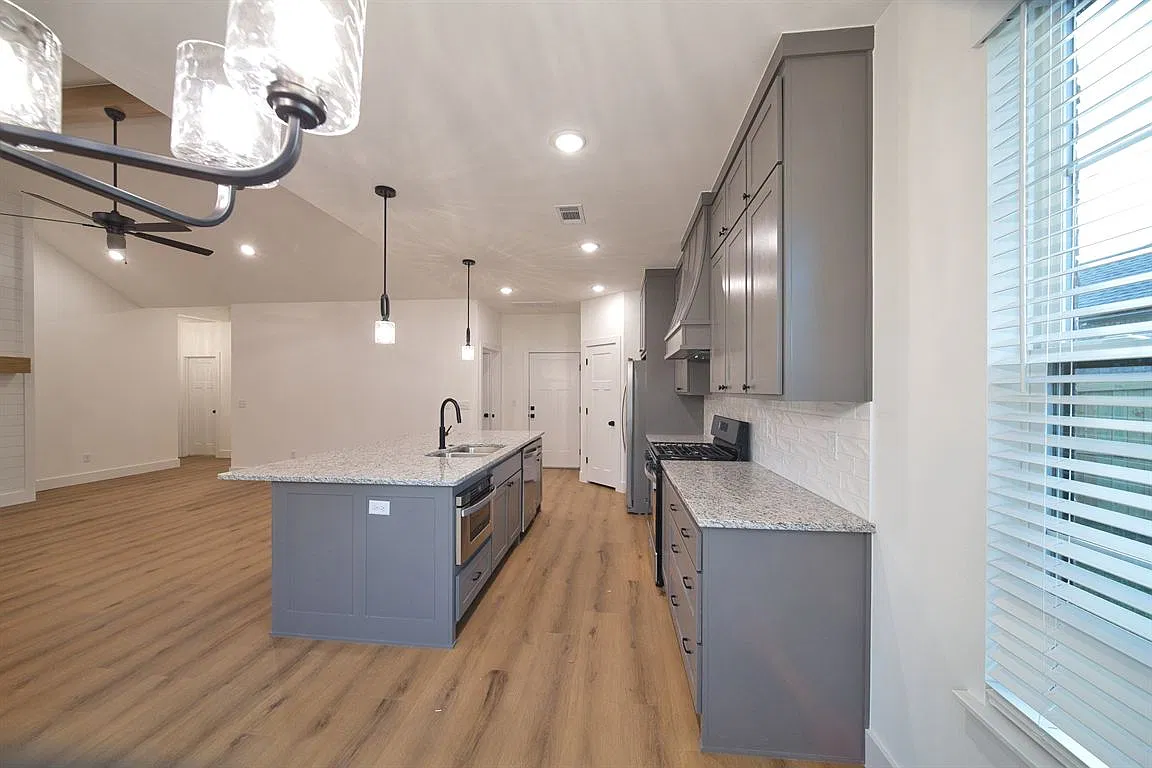 3 bed, 1708 sqft, $2,195 — Photo 4