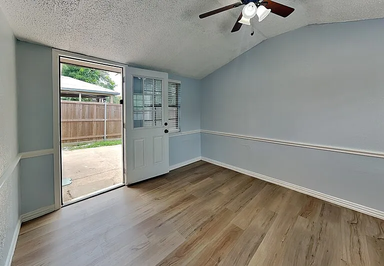 1913 Briarwood Dr — Photo 5