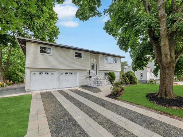 146 Farmers Avenue, Lindenhurst, NY 11757