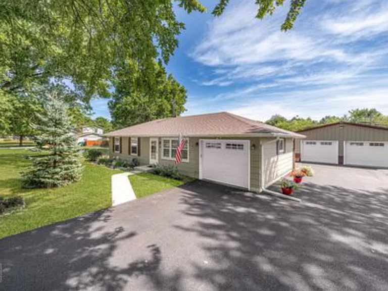 40 E Rickard Dr — Photo 1