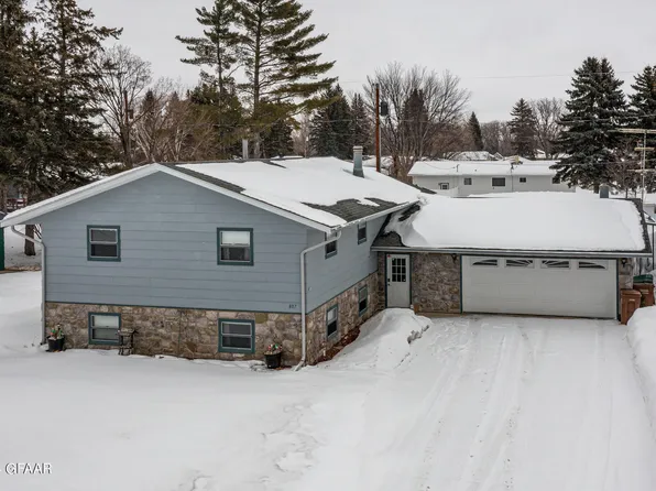 807 Clark Ave, Larimore, ND 58251