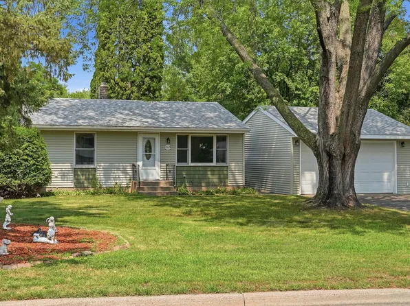 563 Shryer Ave W, Roseville, MN 55113