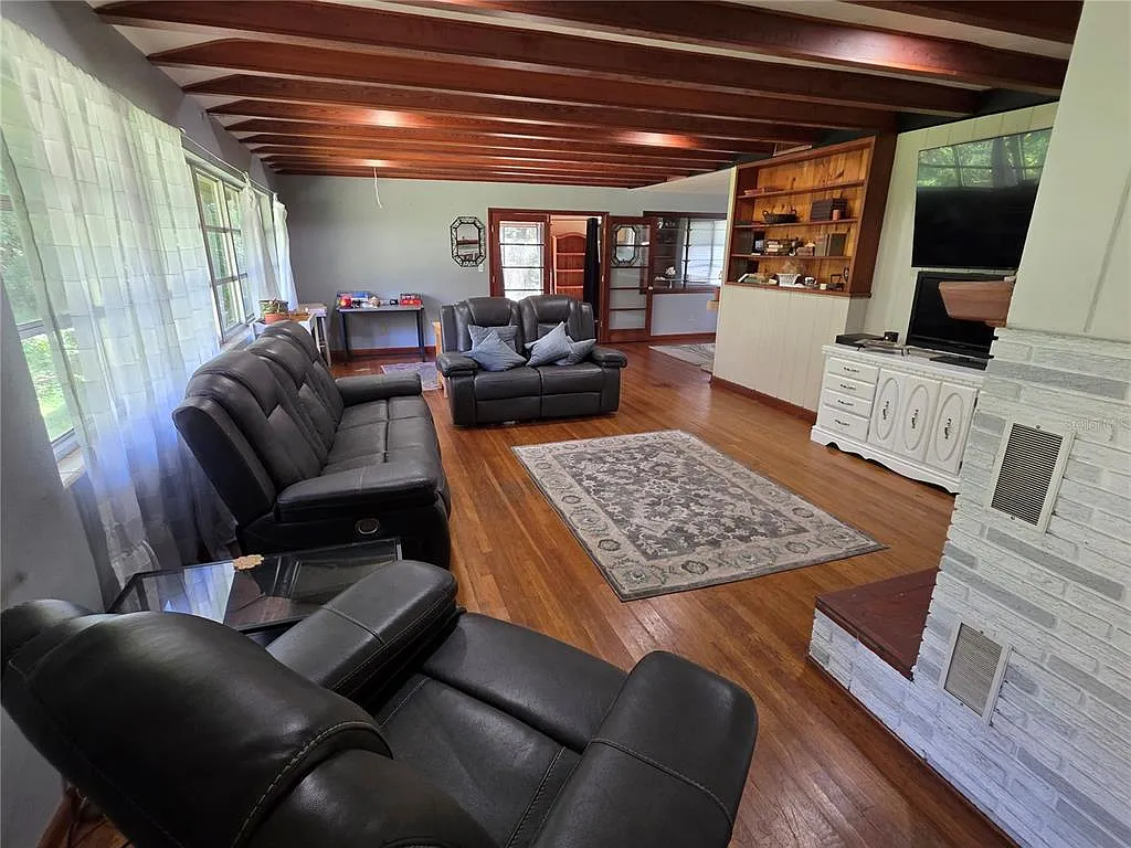 3 bed, 2.0 bath, 2044 sqft, $2,700 — Photo 3