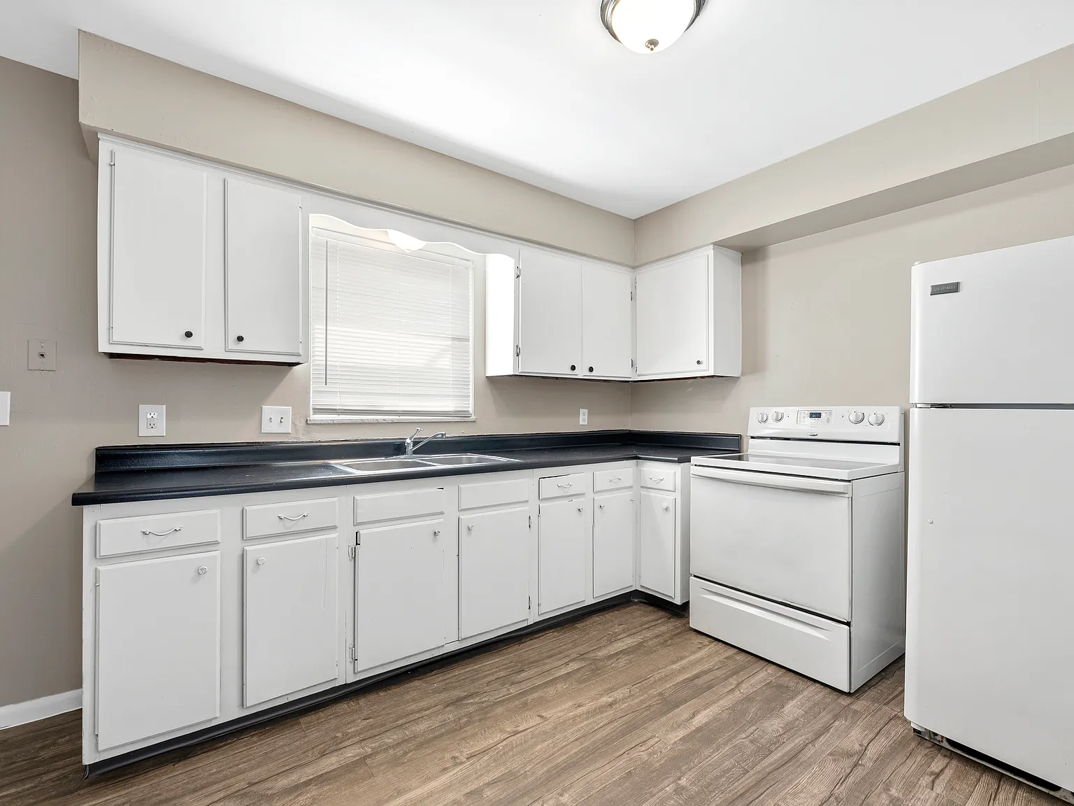 2 bed, 1250 sqft, $995 — Photo 2