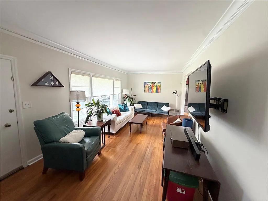 3 bed, 2.0 bath, 1239 sqft, $2,250 — Photo 2